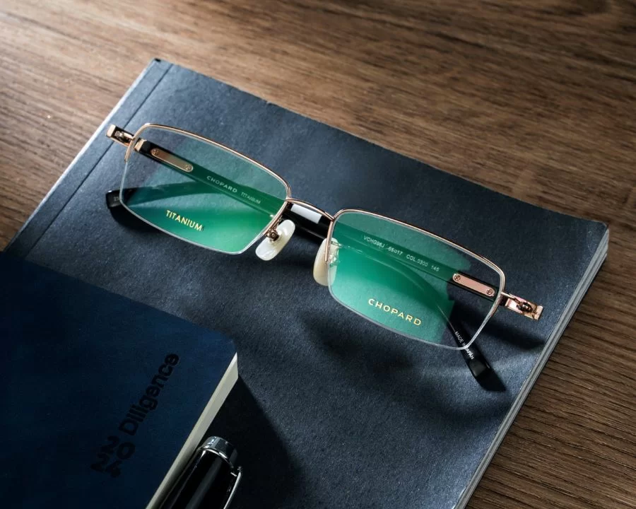 Chopard Unisex - Gọng kính Titanium - Mã VCHG96J_0300 (4) Cận cảnh vẻ thanh lịch của mắt kính Chopard VCHG96J_0300