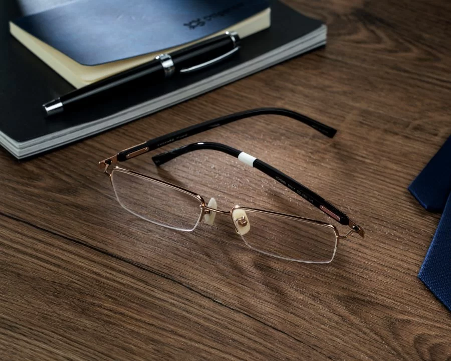 Chopard Unisex - Gọng kính Titanium - Mã VCHG96J_0300 (6) Đuôi kính bọc nhựa đen tạo điểm nhấn cho toàn bộ thiết kế