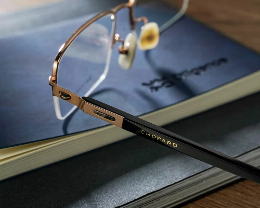 Chopard Unisex - Gọng kính Titanium - Mã VCHG96J_0300 (7) Logo Chopard in nổi trên sản phẩm tạo ấn tượng về giá trị thương hiệu