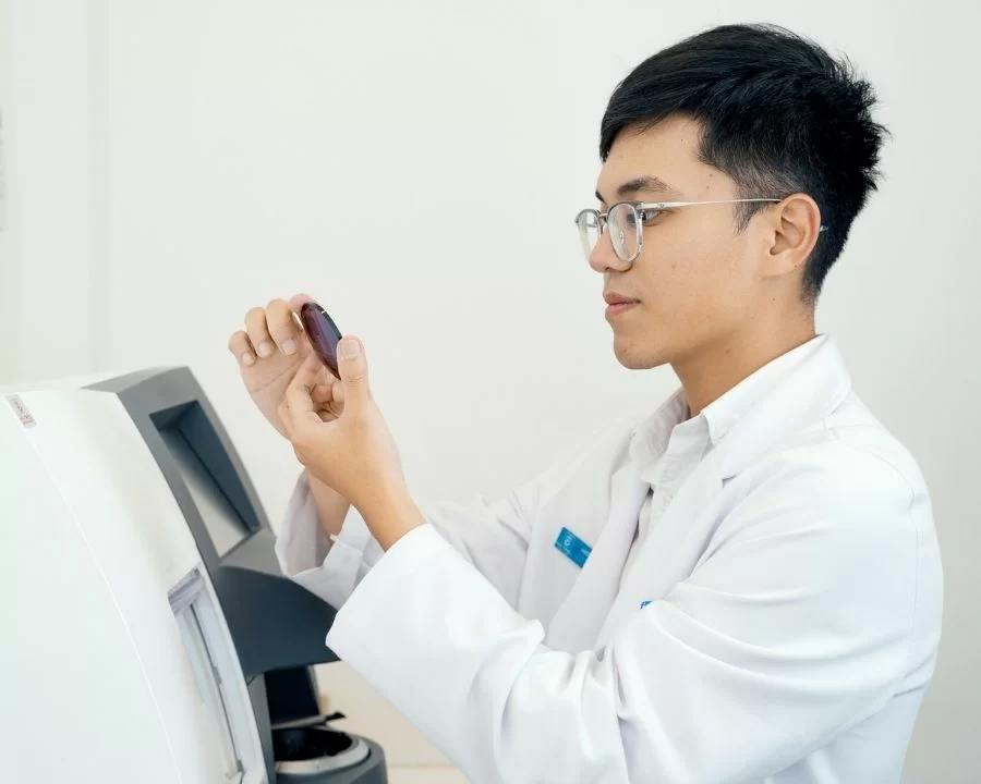 Phân biệt loạn thị và cận thị, cái nào nặng hơn? Cách chữa (8) Bác sĩ nhãn khoa, chuyên đo mắt loạn thị và cận thị tại Kính Hải Triều