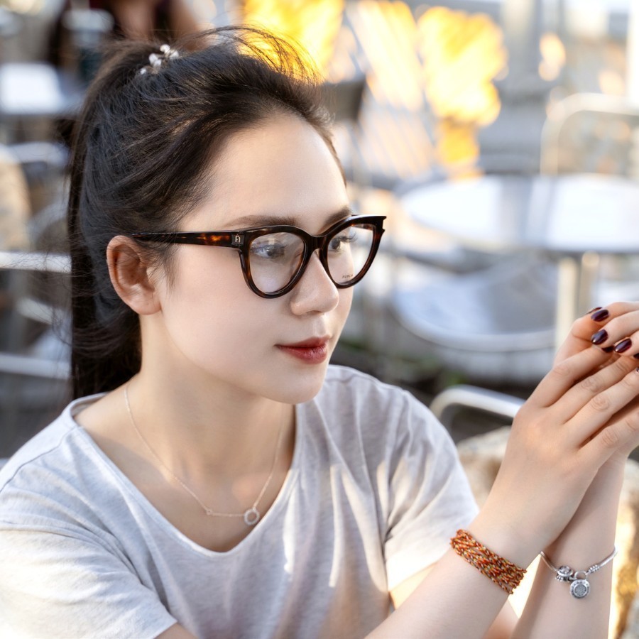 Furla, dòng kính biểu tượng của Ý, mang đậm dấu ấn thời trang hiện đại và sự tinh tế vượt thời gian.