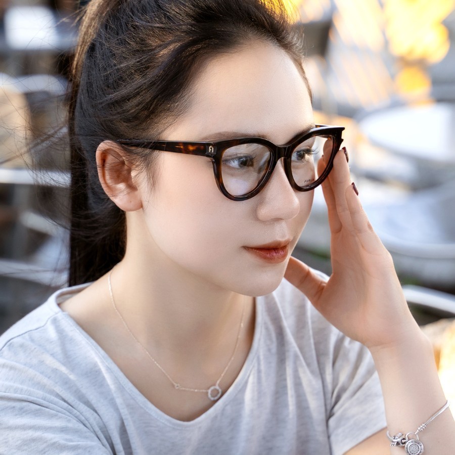 Họa tiết hinh vòm độc đáo tạo điểm nhấn cho gọng kính