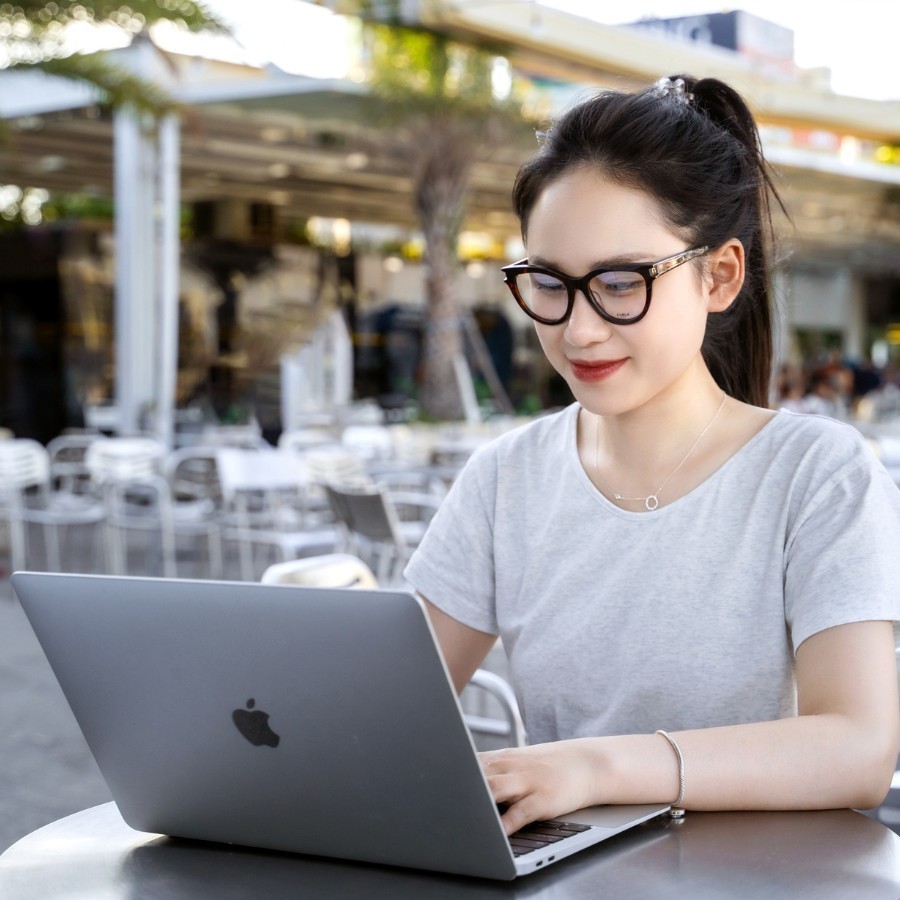 Kính mắt mèo đồi mồi, là sự lựa chọn sang trọng hàng đầu của nữ văn phòng