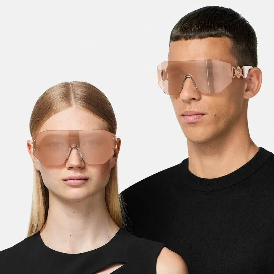 Mắt kính Versace phi công mang thiết kế mới của tương lai 
