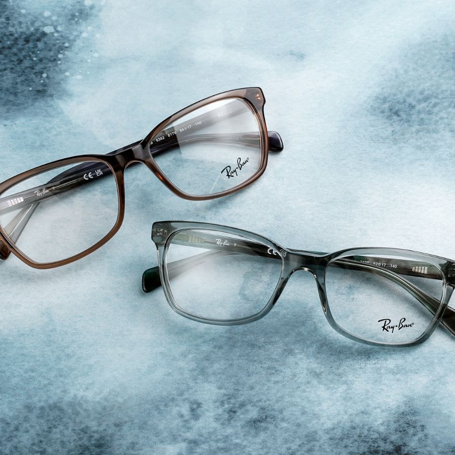 Hai chiếc kính có gọng Acetate màu nâu và màu đen, hơi trong suốt vô cùng thanh lịch