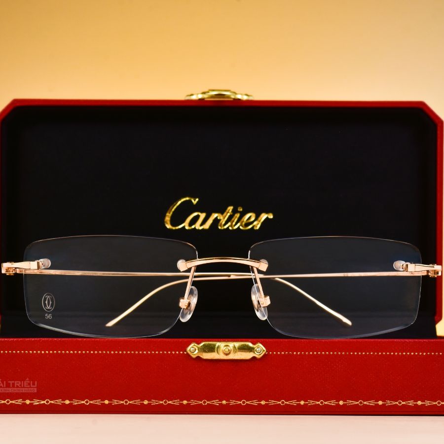 Chiếc kính cận gọng vàng được để trong hộp kính Cartier