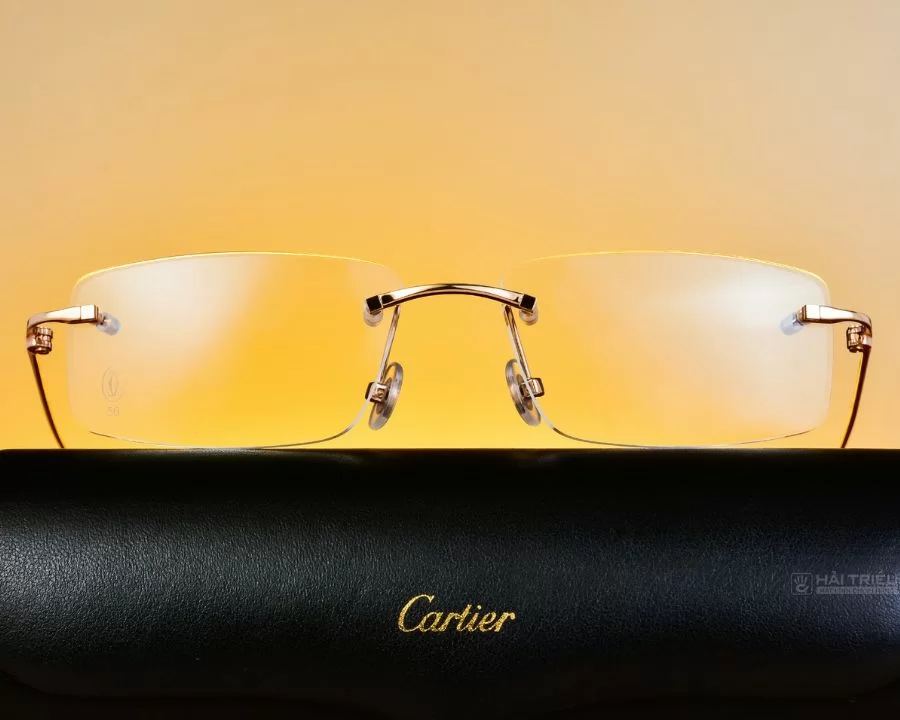 Chiếc kính cận gọng vàng Cartier đang được để trên hộp kính đen
