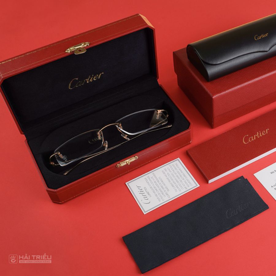 Kính cận gọng vàng Cartier cùng các hướng dẫn sử dụng cùng giấy bảo hành khi mua