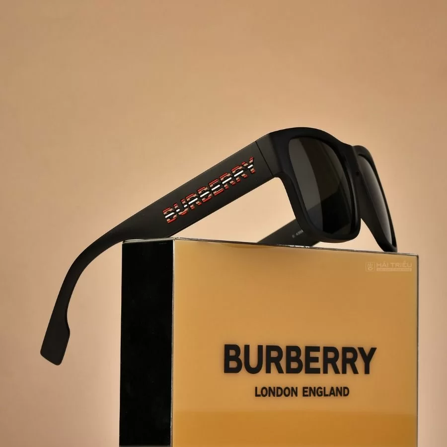 Phân biệt sản phẩm qua vài chi tiết nhỏ và tham khảo giá mắt kính Burberry nam nữ chính hãng