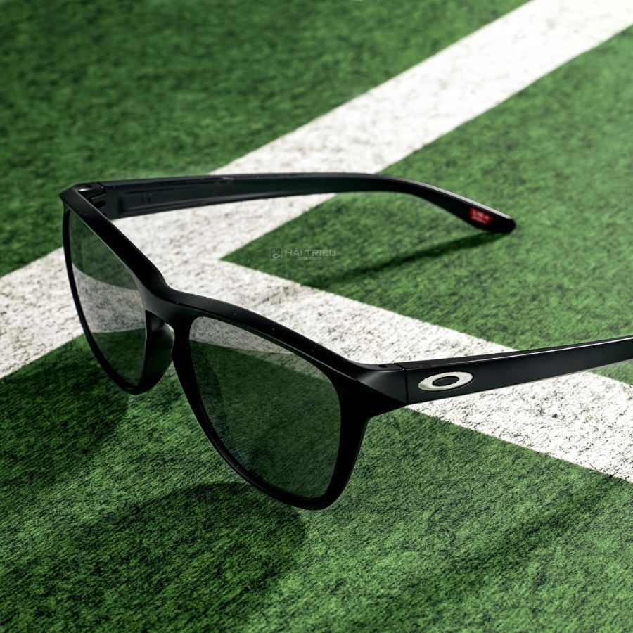 Dòng kính thể thao Oakley có thiết kế đơn giản mang phong cách tối giản
