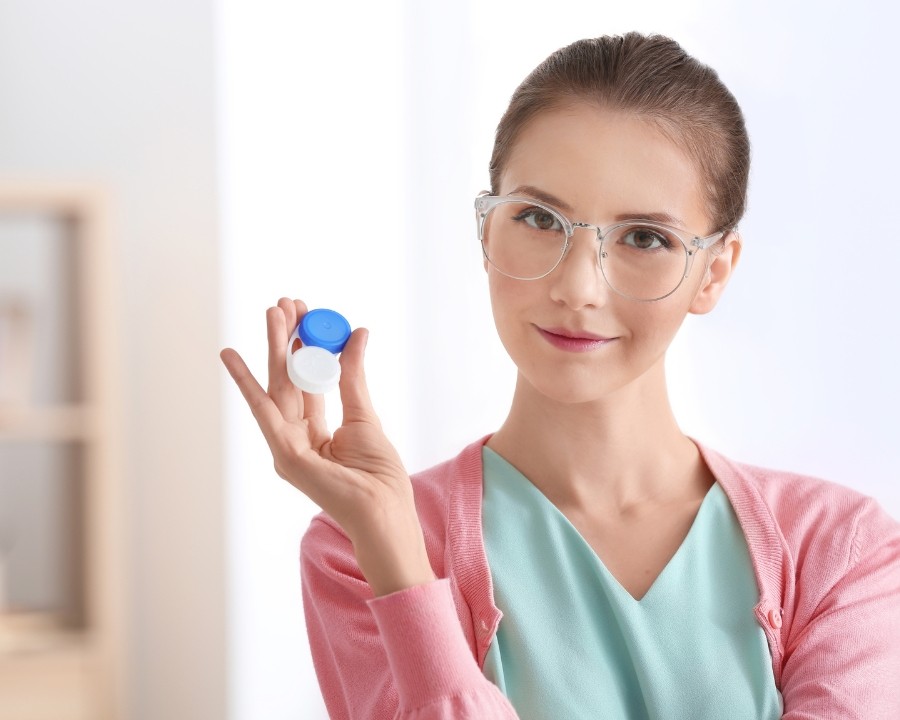 Đeo kính áp tròng có hại không, ưu nhược điểm, cách đeo đúng (4) deo kinh ap trong co hai khong uu nhuoc diem cach deo dung bia