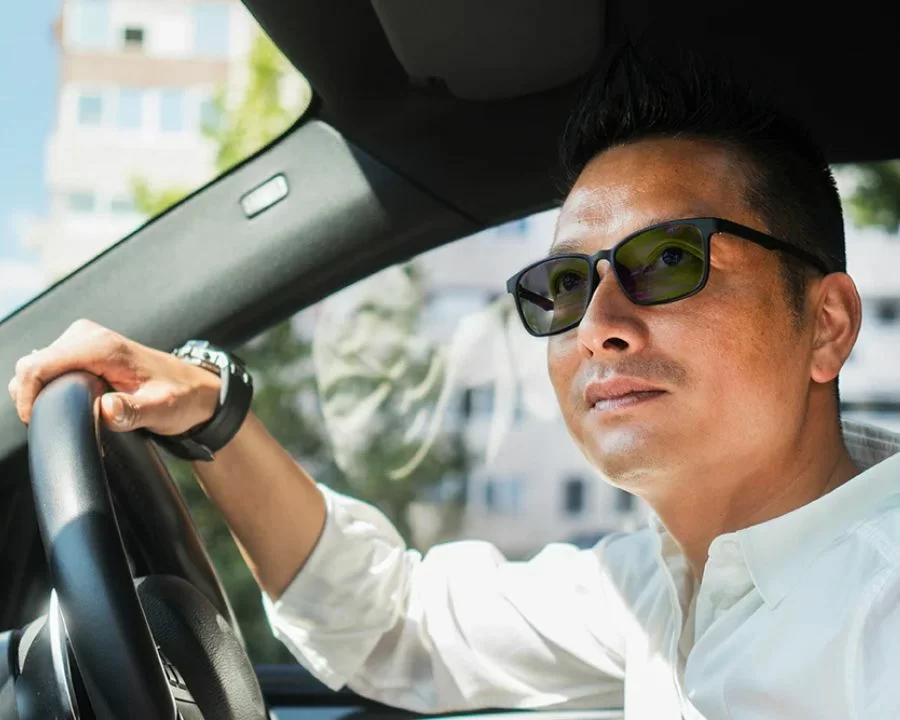 Tròng kính đổi màu là gì, có tốt không? Sự thật cần biết (4) Hiện nay có nhiều dòng kính đổi màu hoạt động tốt trong xe hơi