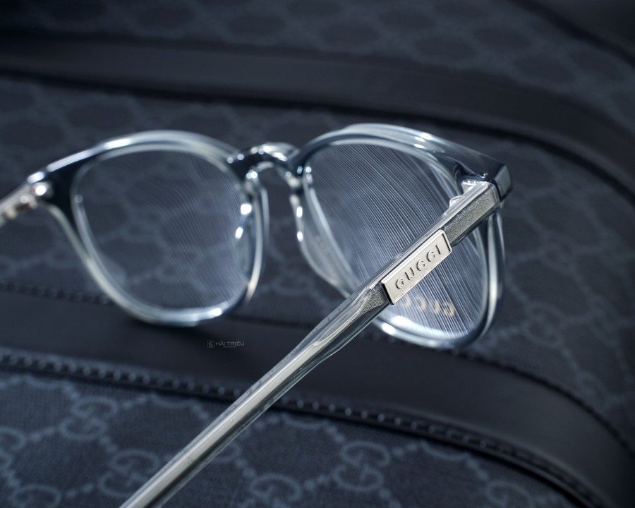 Càng kính có điểm nhấn logo sang trọng