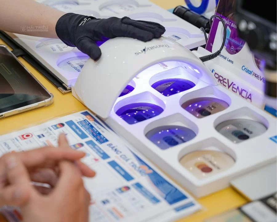 Tròng kính đổi màu là gì, có tốt không? Sự thật cần biết (5) Tròng kính cần một khoảng thời gian để trở lại trong hơn sau khi người dùng đi từ ngoài trời vào trong nhà