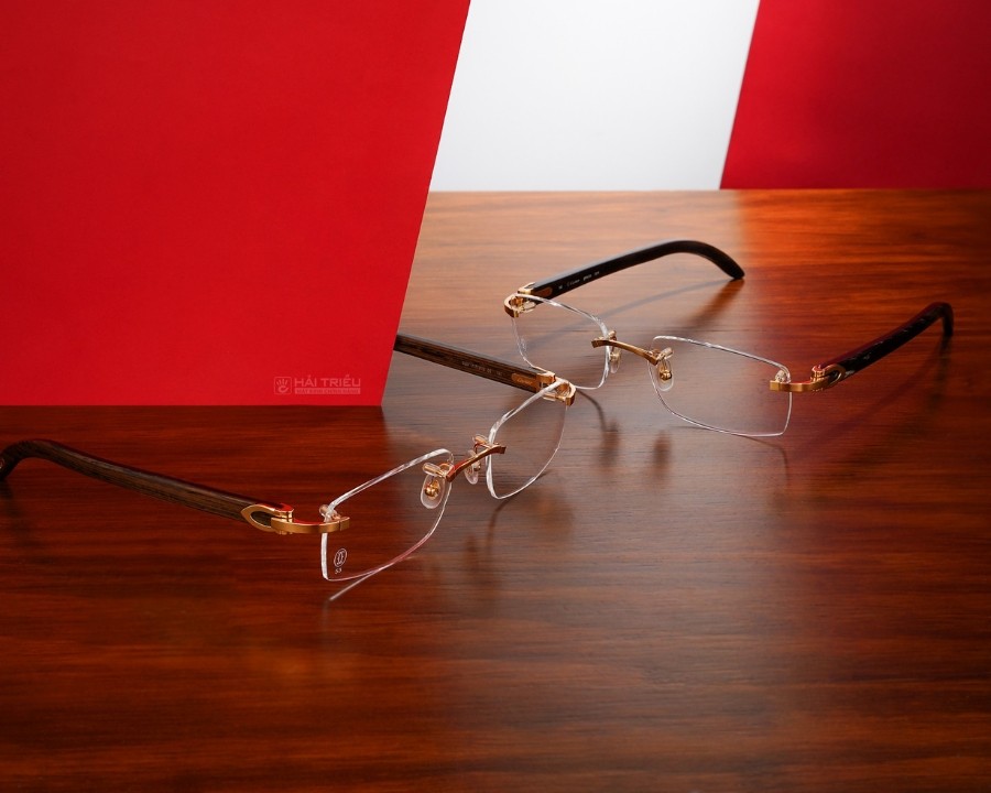 Hai chiếc kính Cartier