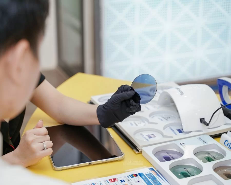 Kính đổi màu đi ngày và đêm chính hãng, đo cắt chuẩn quốc tế (1) Tròng kính đi ngày và đêm