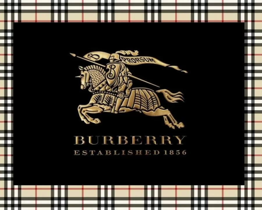 Logo hiệp sĩ cưỡi ngựa và họa tiết caro của Burberry