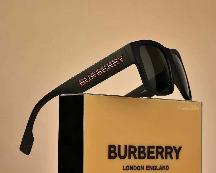 Cách phân biệt mắt kính Burberry chính hãng
