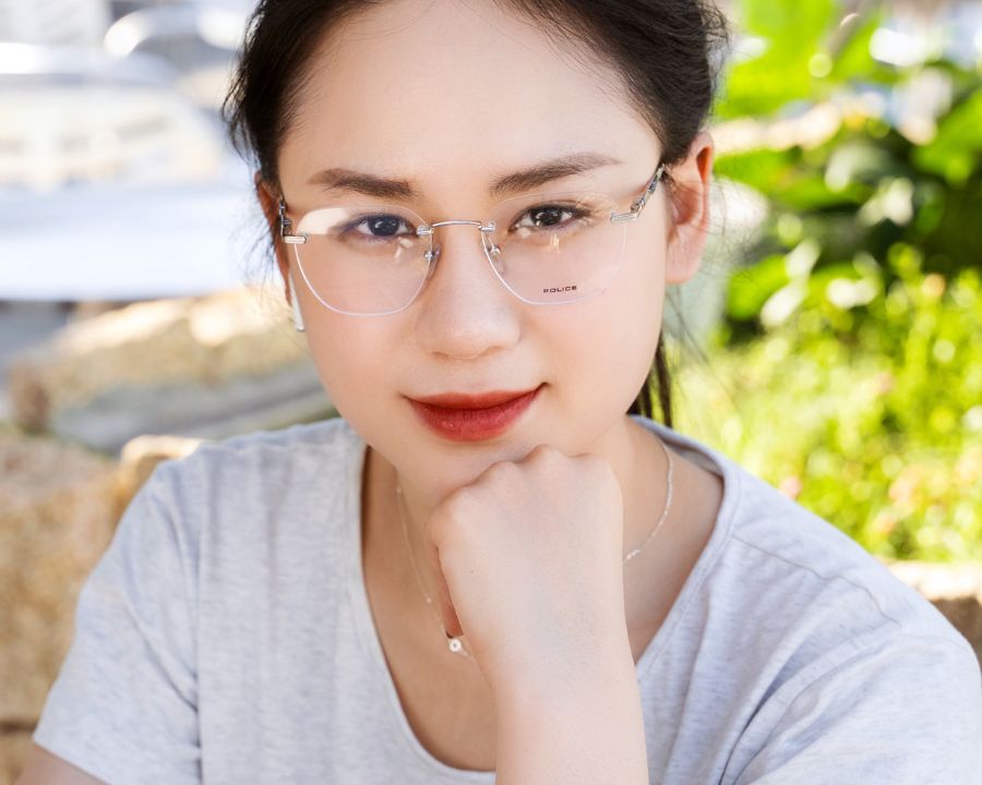 Gọng kính Titanium nhẹ như lông vũ