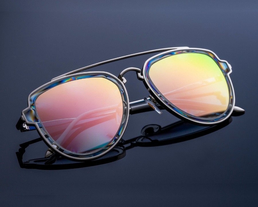 Tròng kính là gì? Có bao nhiêu loại và cách chọn tròng kính (6) Tròng kính tráng gương (mirror-coated lenses)