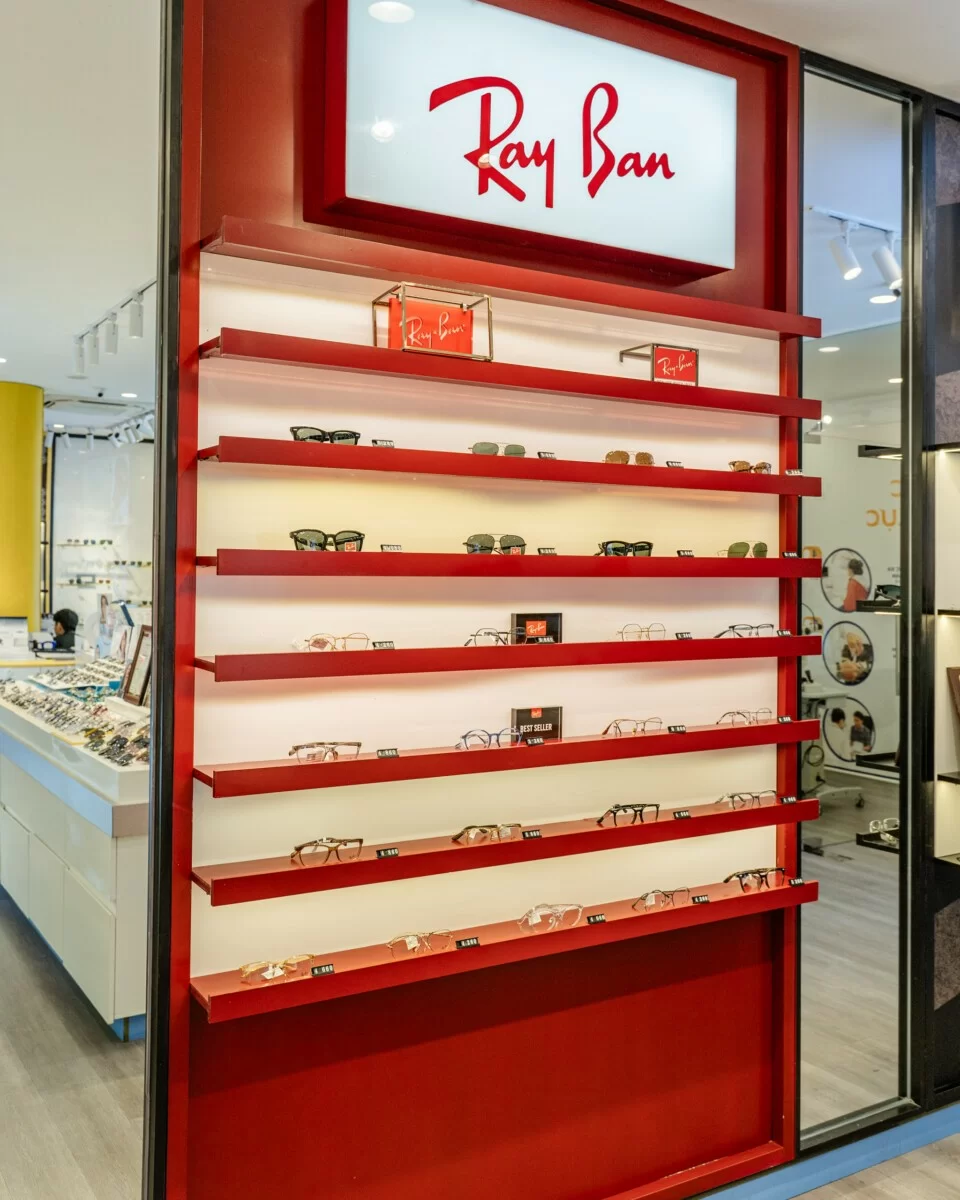 Kính Hải Triều chỉ bán mắt kính chính hãng, chất lượng cao (31) Quầy trưng bày mắt kính RayBan tại Kính Hải Triều