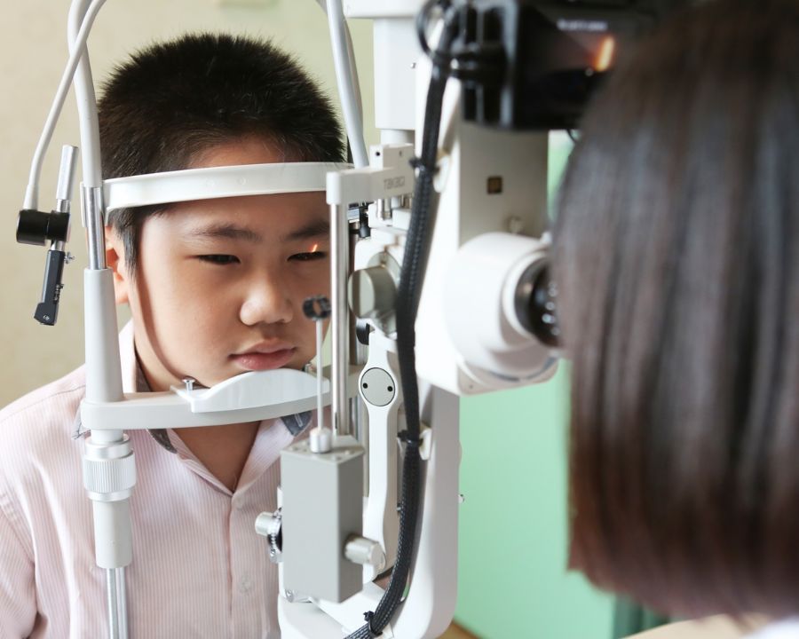Cận 10 độ là gì, có nguy hiểm không, nhìn được bao xa? (1) can 10 do la gi co nguy hiem khong nhin duoc bao xa bia 1
