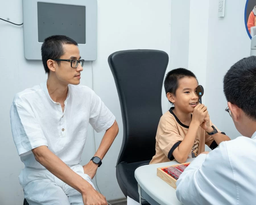Cận 2.5 độ có nên đeo kính thường xuyên không, là nặng hay nhẹ? (11) Cận 2.5 độ là mức cận nhẹ nhưng dễ tăng nếu không chăm sóc đúng cách; cần đeo kính đúng độ, cho mắt nghỉ ngơi và ra ngoài trời thường xuyên để bảo vệ thị lực.