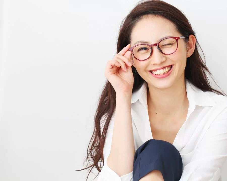 Cận 2.5 độ có nên đeo kính thường xuyên không, là nặng hay nhẹ? (3) Bảo vệ và chăm sóc mắt bằng cách chọn tròng kính có chống ánh sáng xanh và chống tia UV phù hợp với nhu cầu sử dụng hàng ngày.