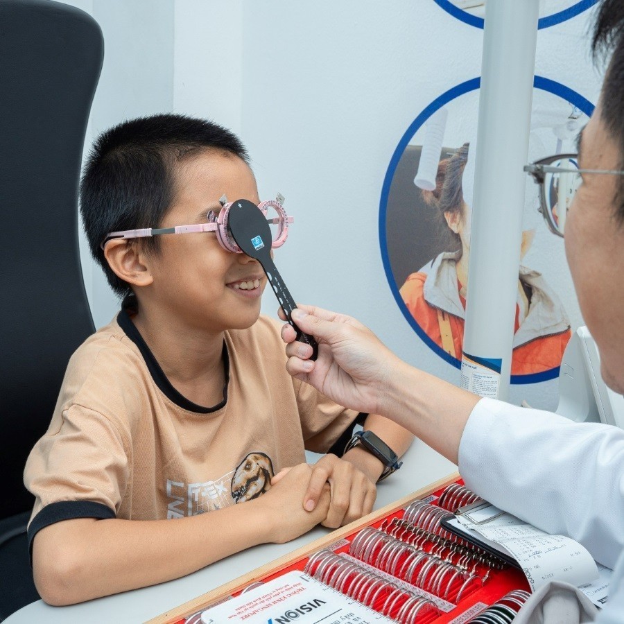 Người bị cận nhẹ có nên đeo kính không? Lưu ý từ chuyên gia (2) Khám mắt định kỳ