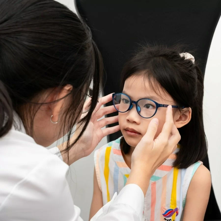 Cận thị bẩm sinh là gì? Có chữa được không, nên làm gì? (3) Cho bé đeo kính từ sớm để tránh bị tăng độ
