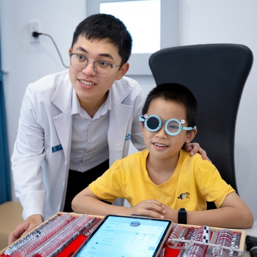 Cận thị bẩm sinh là gì? Có chữa được không, nên làm gì? (4) Đưa bé đi khám mắt định kỳ