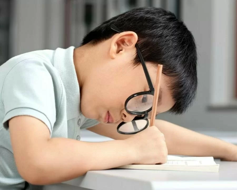 Cận thị học đường: Nguyên nhân, tác hại, cách phòng tránh (2) Cận thị học đường gặp ở trẻ em đang đi học