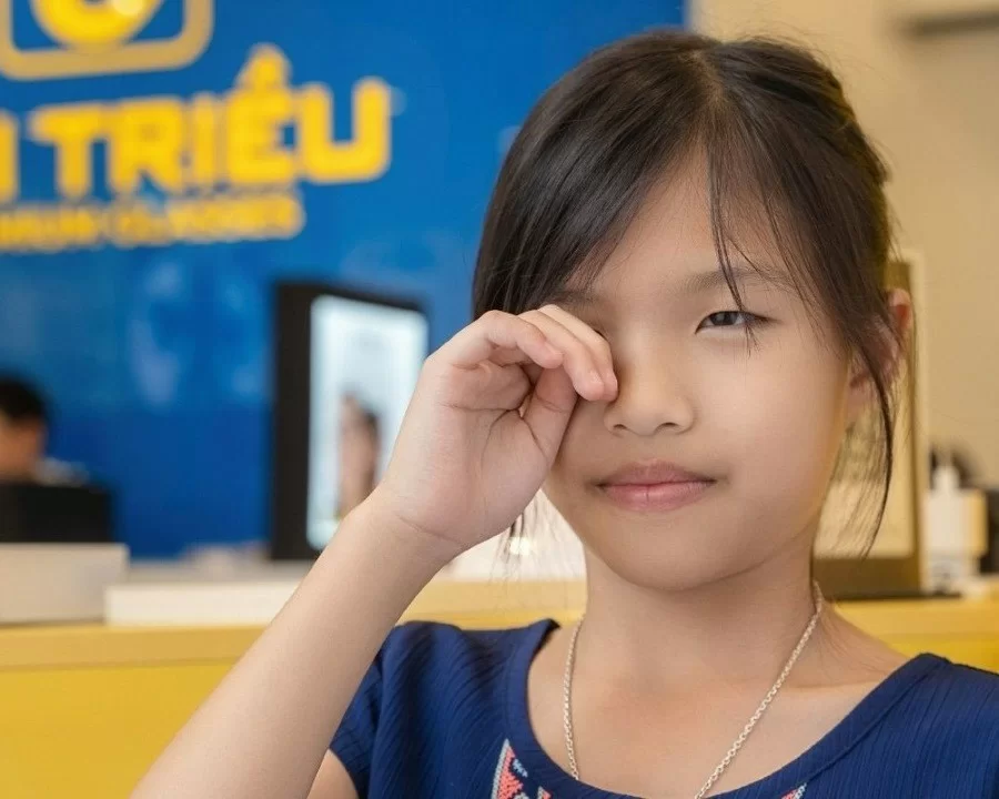 Cận thị học đường: Nguyên nhân, tác hại, cách phòng tránh (3) Nheo mắt là dấu hiệu cận thị học đường