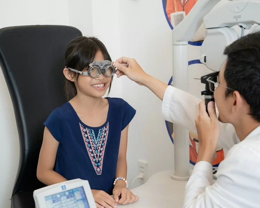 Cận thị học đường: Nguyên nhân, tác hại, cách phòng tránh (5) Ba mẹ nên đưa bé đi đo mắt định kỳ