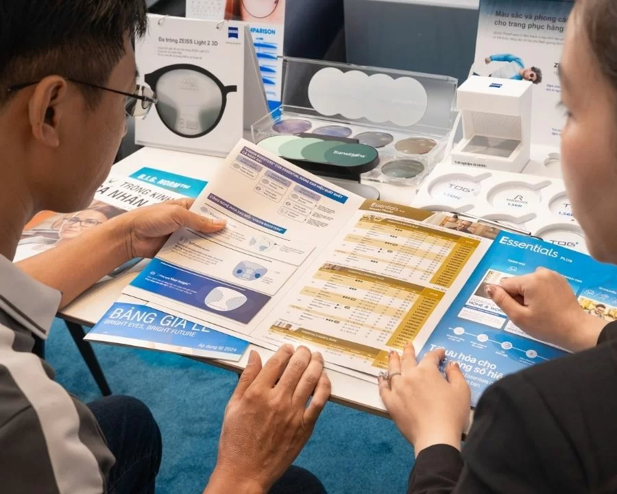 Kính cận 5 độ dày bao nhiêu, loại nào tốt? Chi phí cắt kính (5) Các dòng tròng kính Essilor, Zeiss, Chemi chính hãng tại Kính Hải Triều – đa dạng phân khúc từ cơ bản đến cao cấp