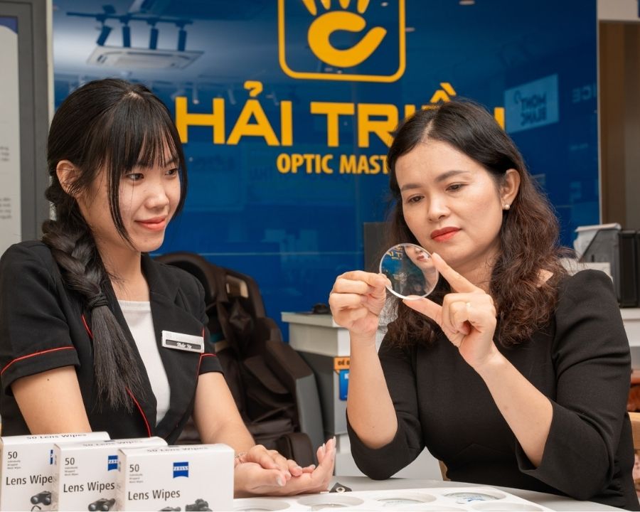 Kính cận 5 độ dày bao nhiêu, loại nào tốt? Chi phí cắt kính (6) Tư vấn chọn tròng kính cận 5 độ tại Kính Hải Triều - đảm bảo vừa thẩm mỹ vừa bảo vệ mắt.