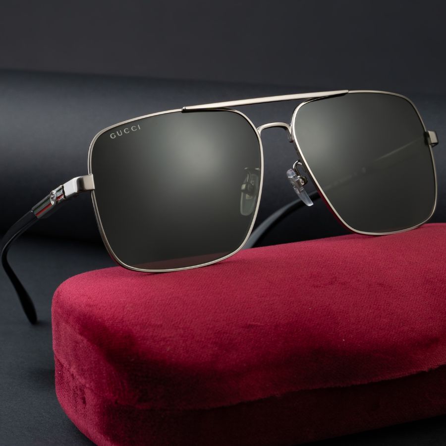 Cận cảnh vẻ đẹp của BST mắt kính Gucci gọng kim loại