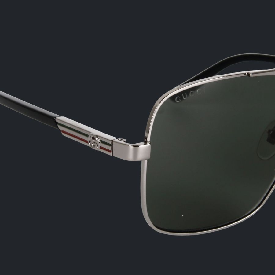 Họa tiết 3 sọc bắt mắt và độc đáo ở phía càng kính