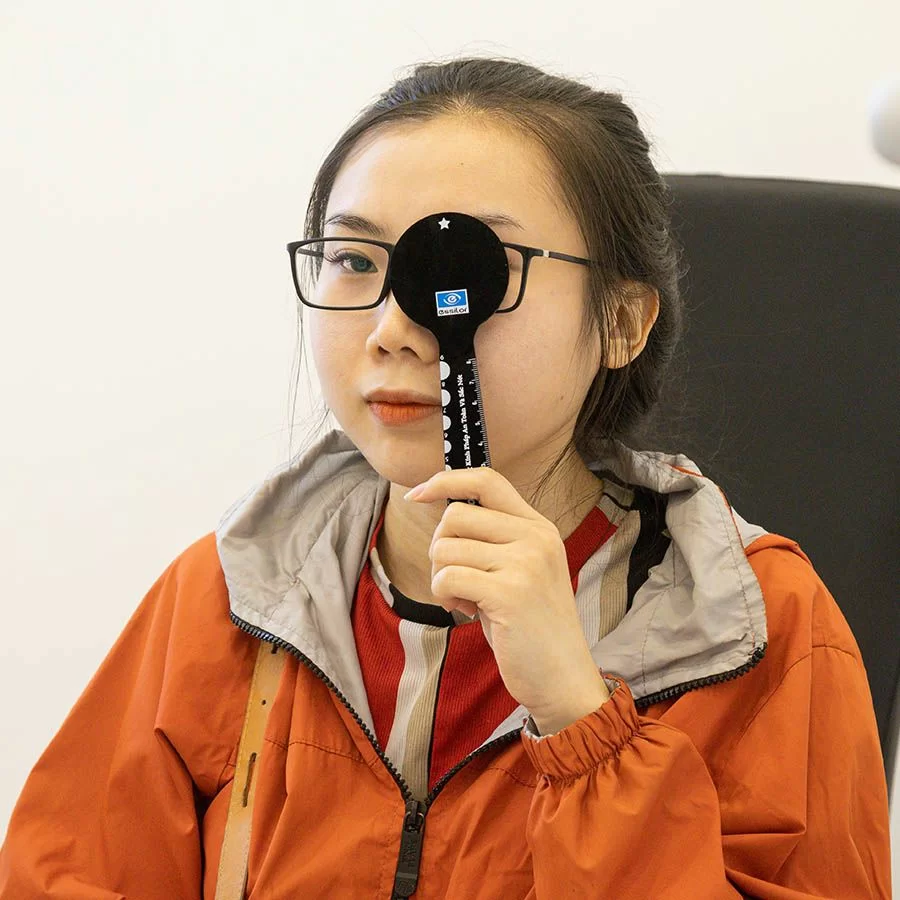 Mổ mắt có bị cận lại không? Cách chăm sóc để tránh tái cận (3) Đo độ cận chính xác cho bệnh nhân