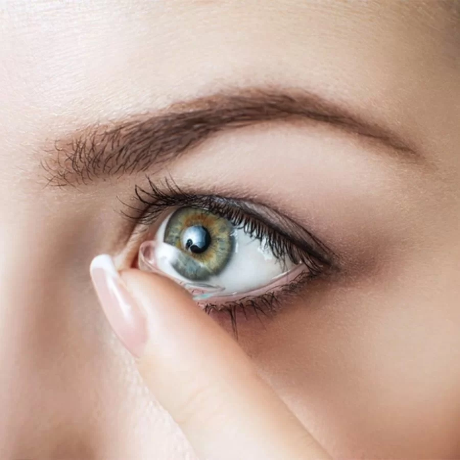 Mổ mắt có bị cận lại không? Cách chăm sóc để tránh tái cận (4) Người đeo kính áp tròng thường xuyên làm độ cận có sự sai lệch