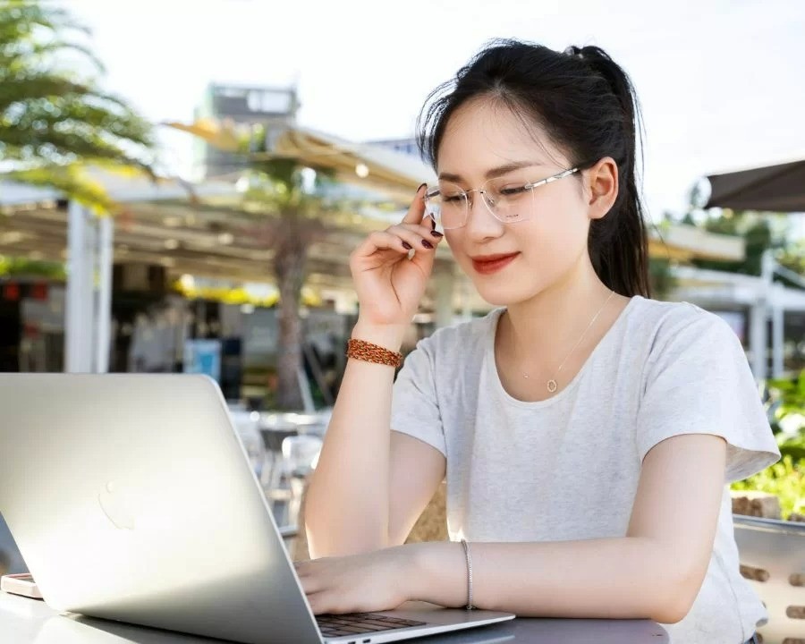Tròng kính chiết suất cao là gì? Lợi ích, cách chọn phù hợp (4) Gọng kính bắt ốc sử dụng tròng chiết suất cao để tăng độ bền bỉ