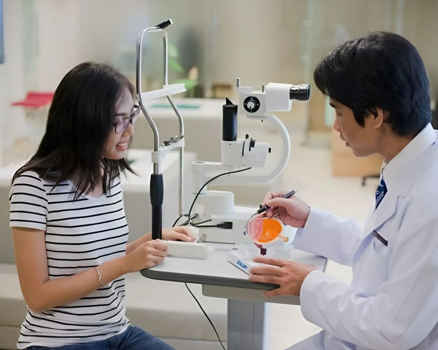 Tròng kính chống ánh sáng xanh là gì, có nên đeo? Hiểu A-Z (4) Kính chống ánh sáng xanh không thay thế kính thuốc