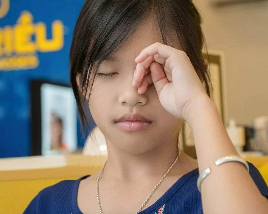 10 dấu hiệu của cận thị nhẹ, cách phòng ngừa mọi lứa tuổi (2) Dụi mắt cũng là dấu hiệu của cận thị nhẹ