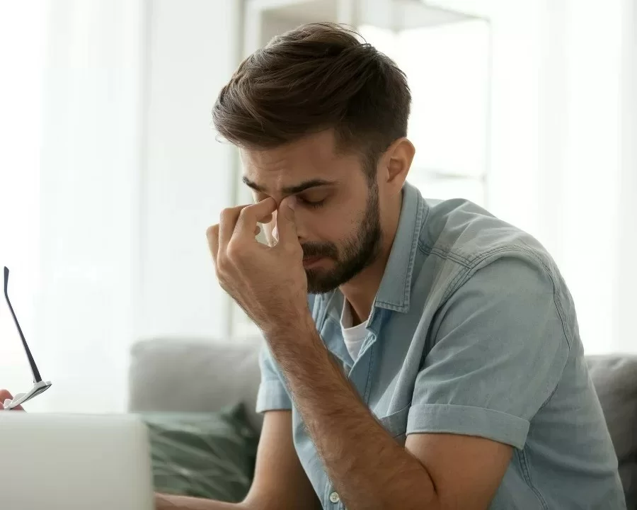 10 dấu hiệu của cận thị nhẹ, cách phòng ngừa mọi lứa tuổi (3) Thường xuyên đau đầu cũng là một trong dấu hiệu của cận thị nhẹ