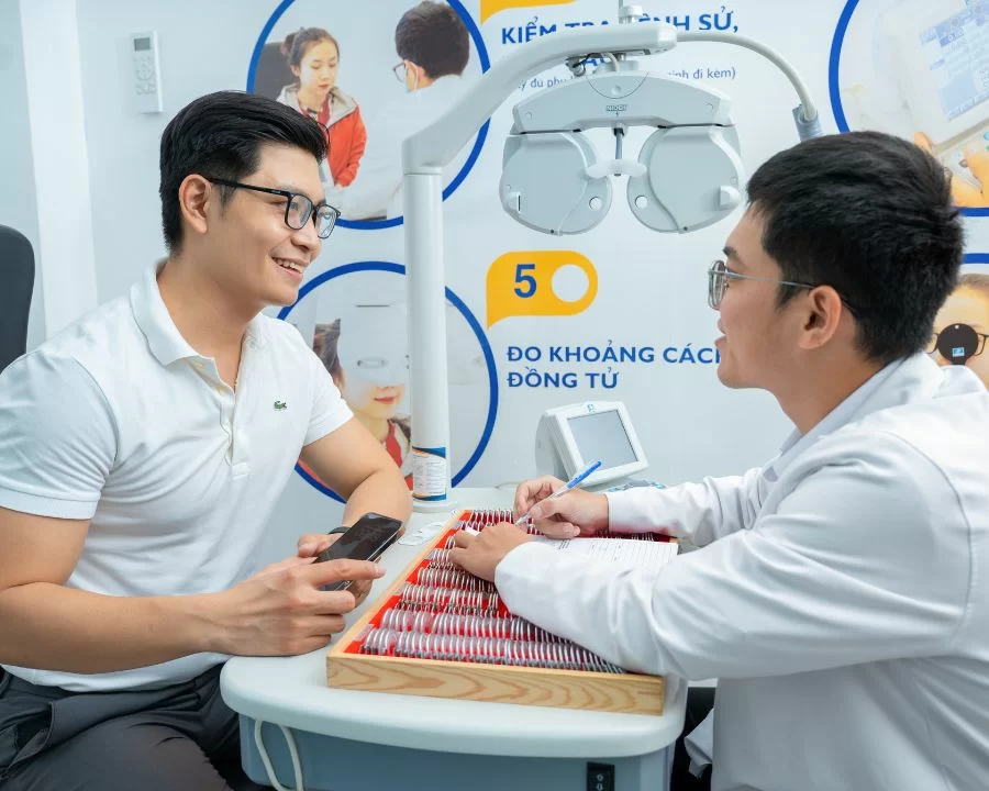 Bị choáng khi đeo kính mới? Chuyên gia giải đáp từ A-Z (3) Việc kích thước gọng kính không phù hợp có thể gây áp lực lên trên thái dương, dẫn đến bị choáng khi đeo kính mới