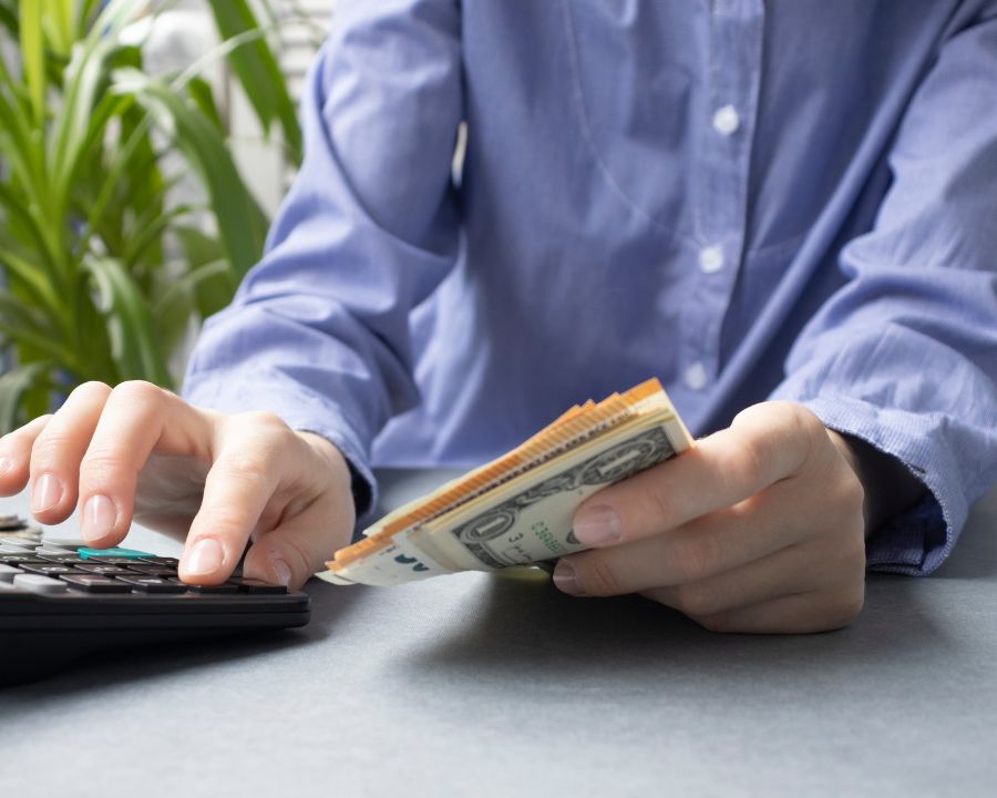 Mổ cận 8 độ mang lại thị lực tự do, nhưng chi phí cao, không phải ai cũng đủ điều kiện và cần tuân thủ chăm sóc hậu phẫu để tránh rủi ro