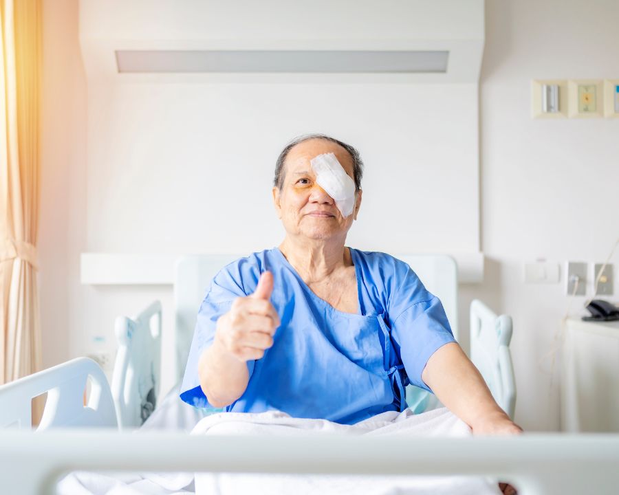 Tuần đầu sau mổ: thị lực cải thiện nhanh nhưng dễ khô, chói; cần nhỏ thuốc, đeo kính bảo vệ và tránh nước để mắt lành an toàn.