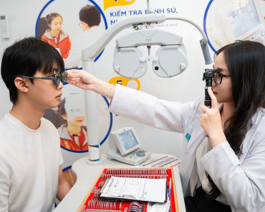 Trải nghiệm của anh Minh cho thấy cận 8 độ hoàn toàn có thể mổ an toàn, hồi phục nhanh và mang lại cuộc sống tự do hơn khi chọn đúng công nghệ và tuân thủ chăm sóc sau mổ.