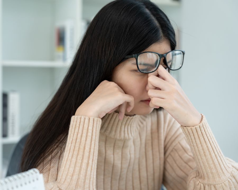 Mắc cận 8 độ có mổ được không? Có, vẫn có thể mổ hết, nhưng nguy cơ tái cận và biến chứng cao hơn cận nhẹ, do đó cần chọn phương pháp phù hợp và theo dõi định kỳ.