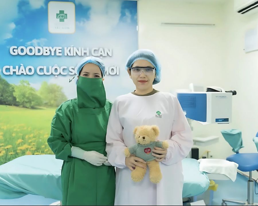 Mổ cận 8 độ có tỷ lệ rủi ro thấp (dưới 5%) và thường do chưa lựa chọn đúng phương pháp phẫu thuật hoặc không tuân thủ chăm sóc mắt sau mổ.